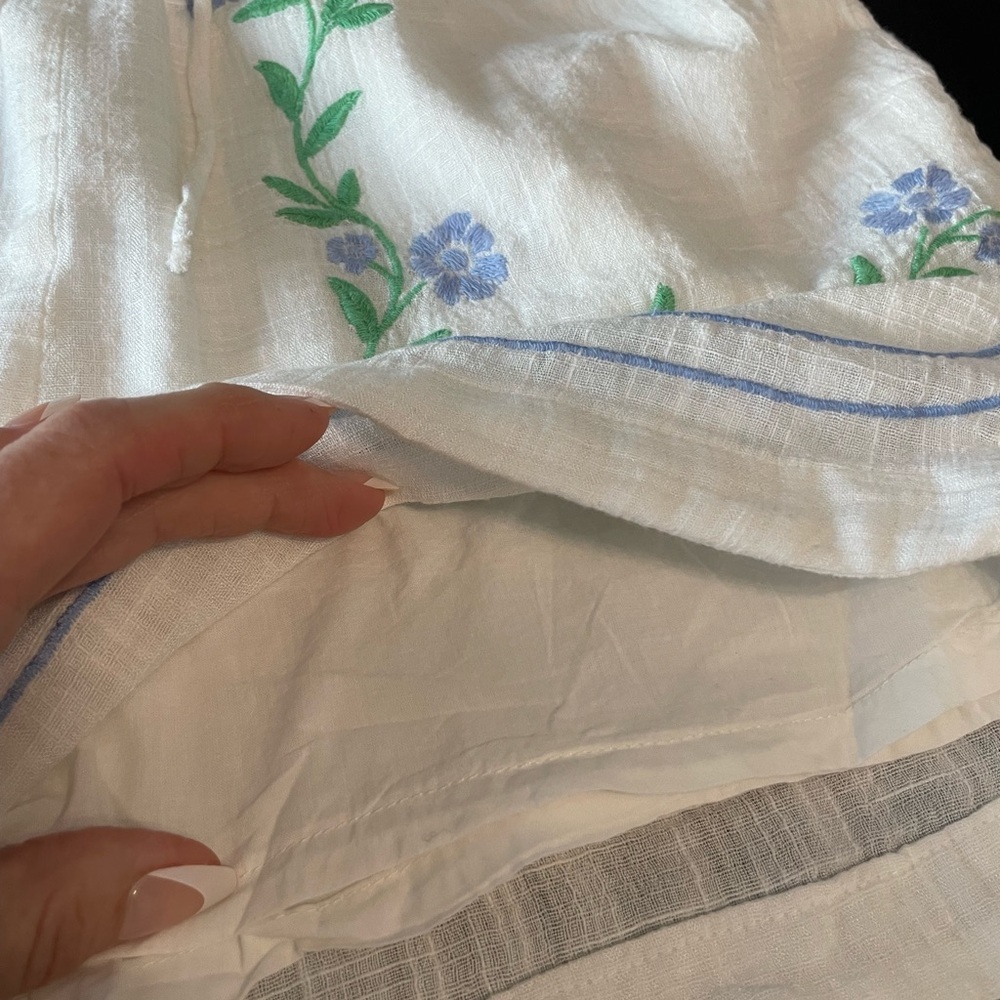 BNWT Arizona Women’s White Floral Embroidered Shorts in size medium - Picture 10 of 10